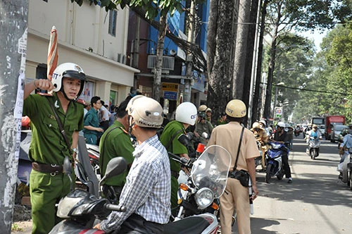 TP.HCM: Cả gia đình đi lấy số tiêm vaccine dịch vụ ảnh 9