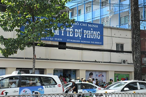 TP.HCM: Cả gia đình đi lấy số tiêm vaccine dịch vụ ảnh 8