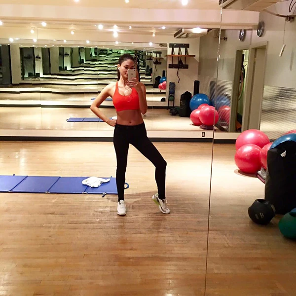 bi-che-mat-moc-kem-xinh-hoa-hau-hoan-vu