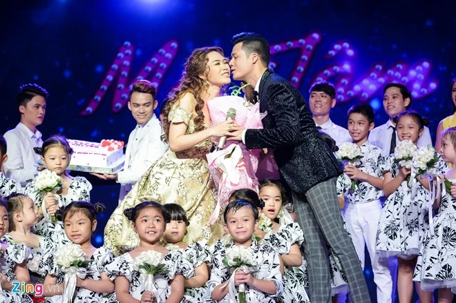 Đàm Vĩnh Hưng bất ngờ xuất hiện mừng sinh nhật Mỹ Tâm