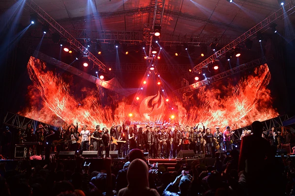 vo-tran-lap-nen-nuoc-mat-nhin-chong-hat-10