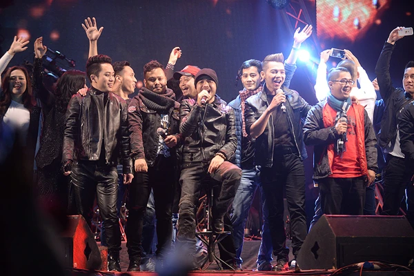 vo-tran-lap-nen-nuoc-mat-nhin-chong-hat-9