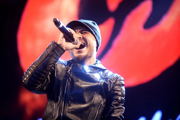 vo-tran-lap-nen-nuoc-mat-nhin-chong-hat-4