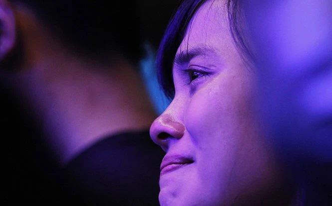  Nhiều bạn trẻ đã không kìm được nước mắt khi Trần Lập trò chuyện và hát những ca khúc.&nbsp;Ảnh: Nam Trần 