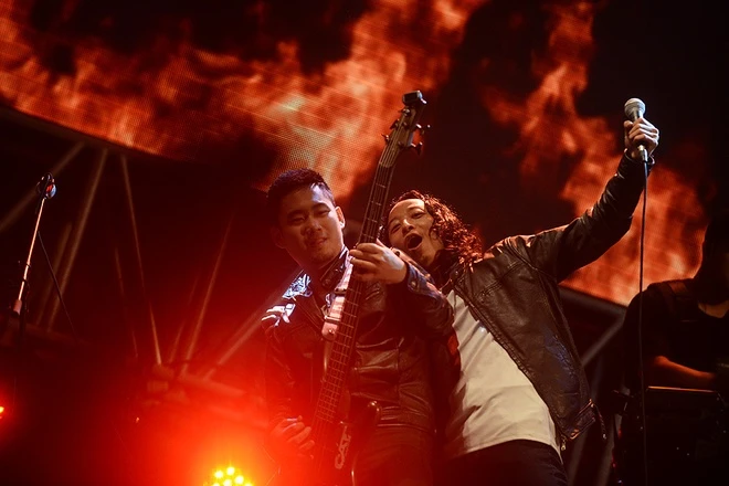 Tuấn Hưng bị ốm vẫn 'cháy' hết mình cùng Trần Lập