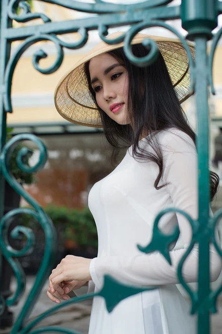 Vợ 9X của Ngô Quang Hải mặc áo dài dạo phố Sài Gòn