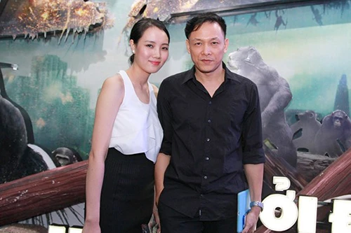 Hồng Đào sở hữu nét đẹp dịu dàng, có phần e ấp của người con gái miền Tây. Với chiều cao 1m7 cùng số đo ba vòng chuẩn, người đẹp tự tin với nhan sắc không kém các sao nữ khác, nhất là ở nụ cười rạng rỡ. Dù chênh lệch 25 tuổi nhưng khi sánh bước cùng chồng, cô vẫn luôn giữ hình ảnh chín chắn và thùy mị