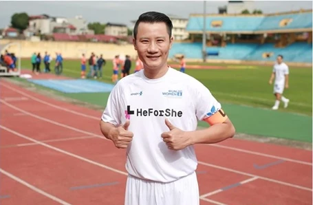 Hoàng Bách được biết đến là một ca sỹ rất yêu bóng đá.