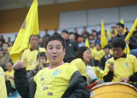 Nghệ sỹ hài Chí Trung là một trong những cổ động viên thắp lửa sân cỏ Hà Nội.