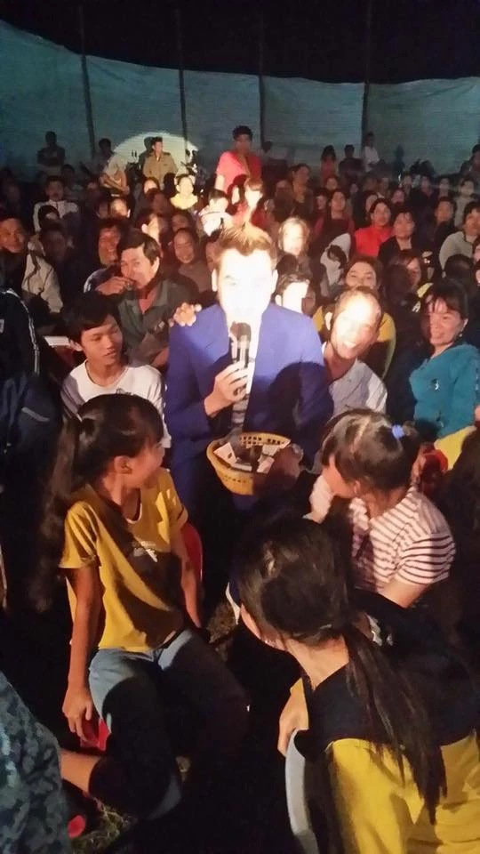 Rất đông khán giả đã cùng anh làm vệc thiện tại Bà Rịa, Vũng Tàu