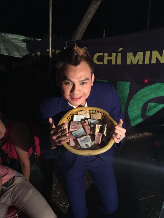 Cái rổ tiền từ thiện ấm áp nghĩa tình của khán giả dành cho Kim Tiểu Long