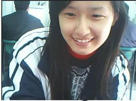  Thời điểm đó, Mai Phương Thúy vẫn còn mặc áo đồng phục học sinh. Gương mặt mộc mạc, trẻ trung của cô nữ sinh ngày ấy gây được thiện cảm đặc biệt với công chúng. 