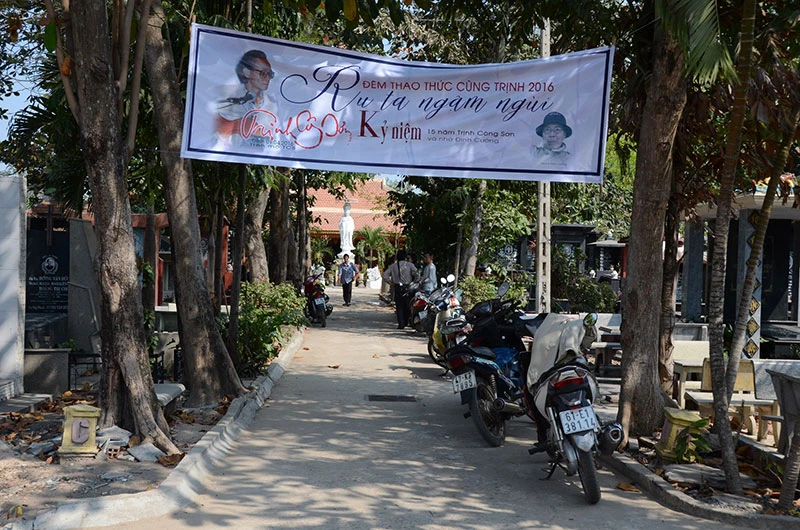 Hàng trăm người viếng thăm mộ Trịnh Công Sơn ảnh 1