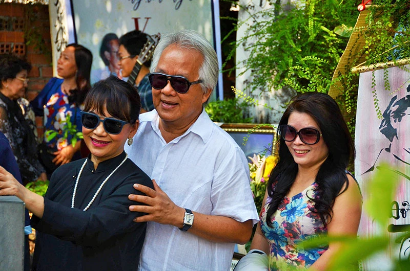 Hàng trăm người viếng thăm mộ Trịnh Công Sơn ảnh 5