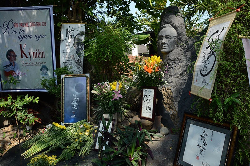 Hàng trăm người viếng thăm mộ Trịnh Công Sơn ảnh 6