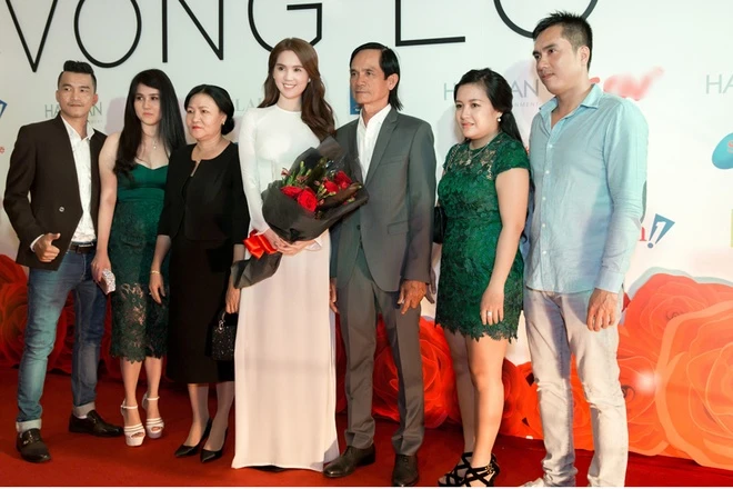 Bố mẹ Ngọc Trinh đi xem phim con gái đóng