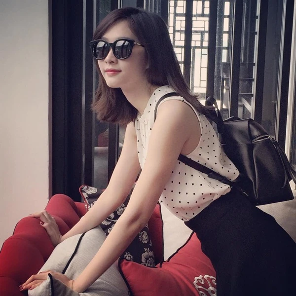 Thử nghiệm thay đổi độ dài mái tóc càng làm “thần tiên tỉ tỉ” trẻ trung hơn so với tuổi thật.