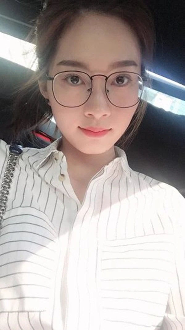  Với cặp kính mắt này, hoa hậu Đặng Thu Thảo vô cùng xì tin, đáng yêu. Ngay khi cô vừa đăng ảnh, có người đã bình luận: “Trời! Đi học lẹ lên, trốn học hả? Mới có lớp 8 mà đã lười rồi. Ha ha 14 tuổi thôi mà”. 