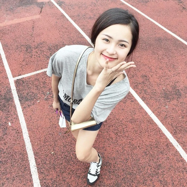 Bạn gái Cường Đôla luôn chuộng trang phục đời thường trẻ trung, tiện dụng.