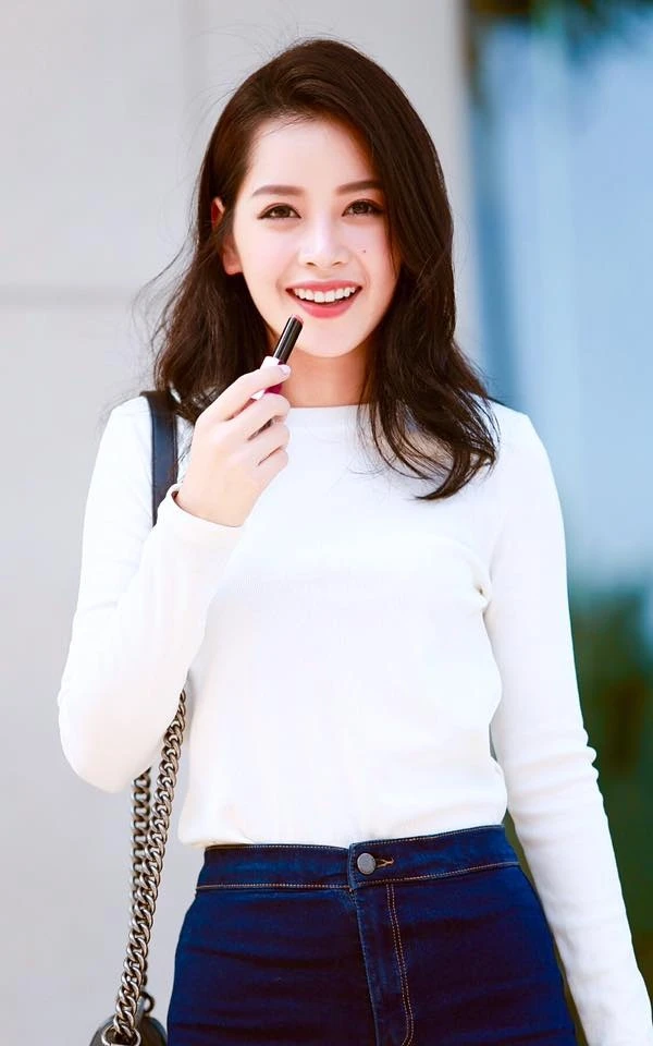 Trang phục đơn giản áo thun trắng kết hợp quần jeans khiến Chi Pu dịu dàng, trong trẻo.