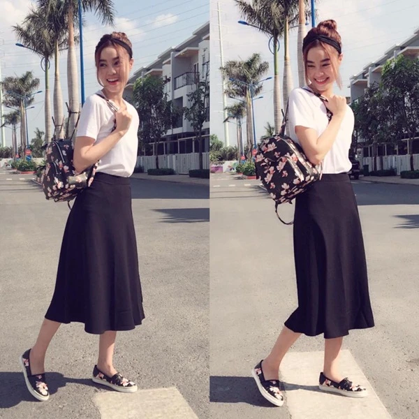 Nữ Quán quân Bước nhảy hoàn vũ mùa 6 đúng chất nữ sinh đi học với áo trắng, váy xòe kết hợp cùng balo, giầy hoa đồng màu. Mái tóc được búi cao và thắt khăn turban.