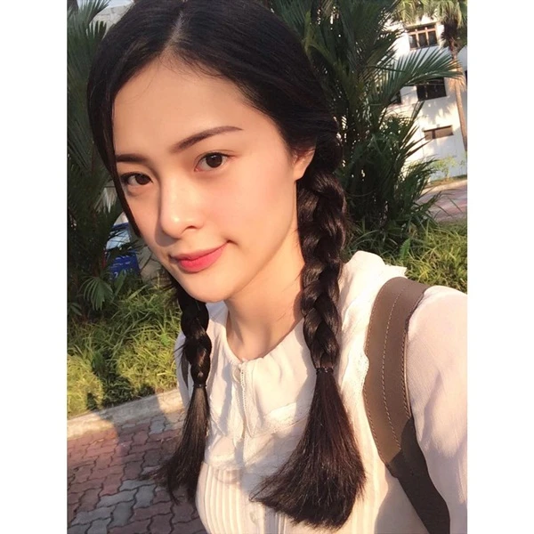 Một nữ sinh dịu dàng, ngây thơ tóc tết khác hẳn với hình ảnh Hạ Vi đẹp mơ màng, sang chảnh thường ngày. Hạ Vi hài hước ví von mình là cô gái 16 tuổi trong bức ảnh này.