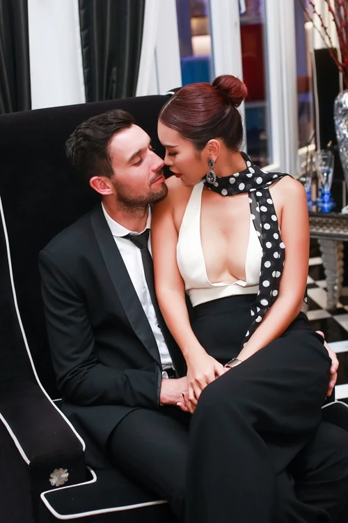 Những người đẹp Việt 'nghiện' váy khoe ngực