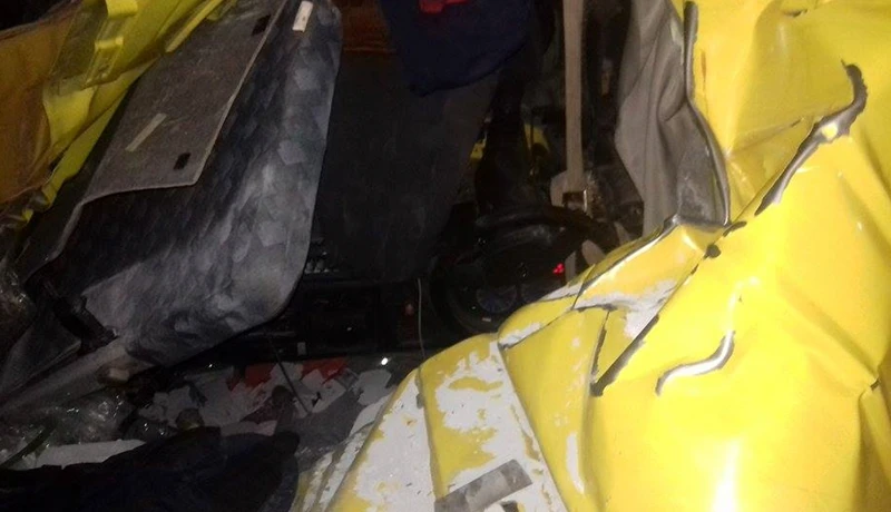 Container chở bê tông lật giữa đường, tài xế và phụ xe bị thương ảnh 3