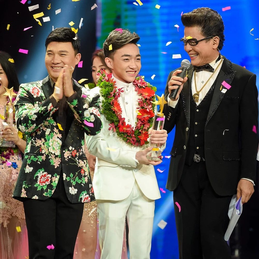 Trung Quang nhan mat khi Dan Truong hon luc dang quang hinh anh 3