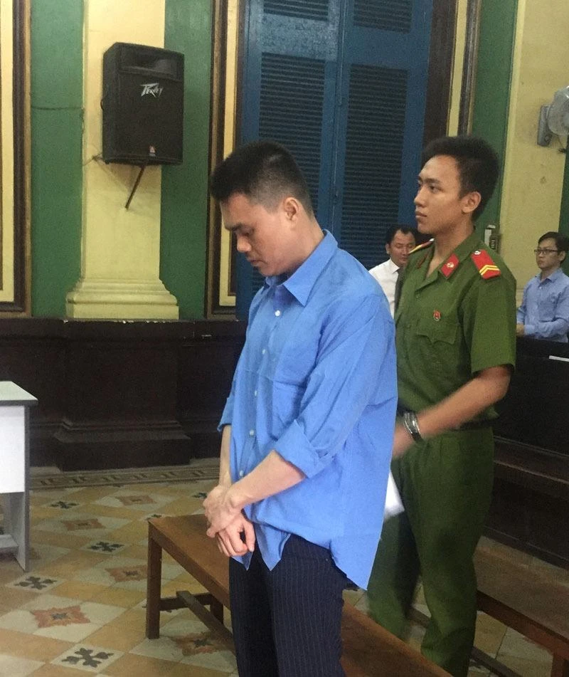 Bị cáo Linh đang nghe HĐXX tuyên án