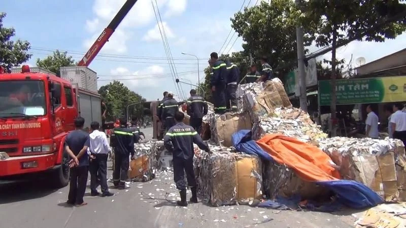 Hàng tấn hàng đổ ra đường