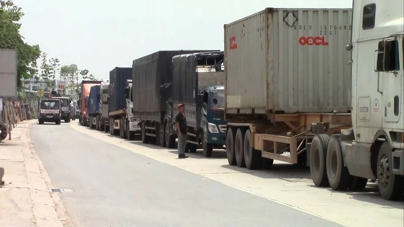 2 bà cháu lọt gầm xe tải, thoát chết trong gang tấc ảnh 1