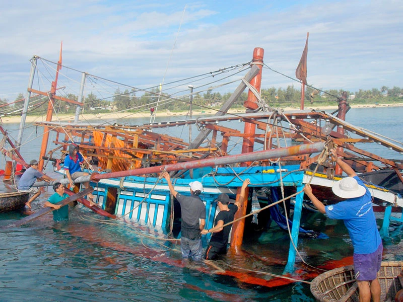 Chìm tàu, ngư dân thiệt hại hơn trăm triệu đồng ảnh 1