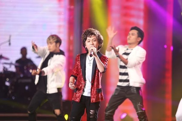 Gia Khiêm hát lại 'Bang Bang Bang' của nhóm Bigbang với giai điệu và vũ đạo sôi động