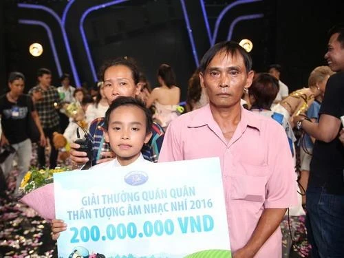 Hồ Văn Cường bên cha mẹ sau khi được công bố trở thành quán quân Vietnam Idol Kids mùa đầu tiên