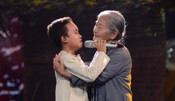 Hồ Văn Cường trình diễn ca khúc Bà Năm với sự trợ giúp của NSƯT Phi Điểu