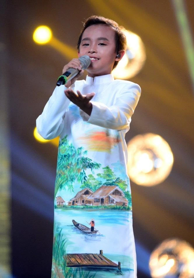 Hồ Văn Cường thể hiện ca khúc Còn thương rau đắng mọc sau hè. Ảnh TTO. 