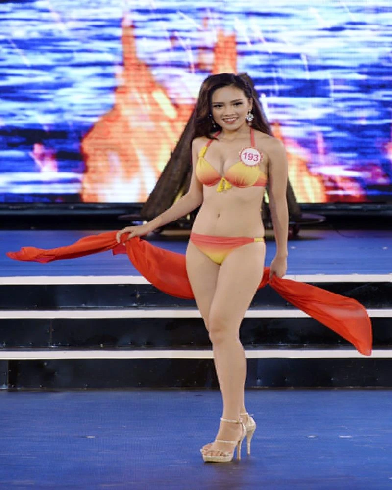 Số đo ba vòng: 83 - 62 - 94