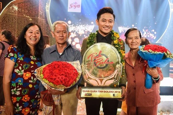 Ba mẹ nam diễn viên đến cổ vũ con trai. Anh dự định sẽ tổ chức mini show vào đầu tháng 8 và thực hiện album Tình Bolero để gửi tặng khán giả