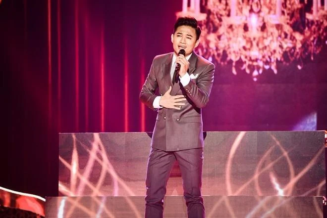Diễn viên Quý Bình đã chinh phục khán giả không chỉ với giọng hát trữ tình mà cả phong cách trình diễn xuất sắc qua từng đêm thi