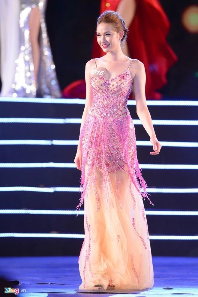 Á hậu 2 Võ Quỳnh Giao sinh năm 1996, hiện đang sinh sống tại Mỹ. Với chiều cao 1m76, số đo ba vòng 86-62-92