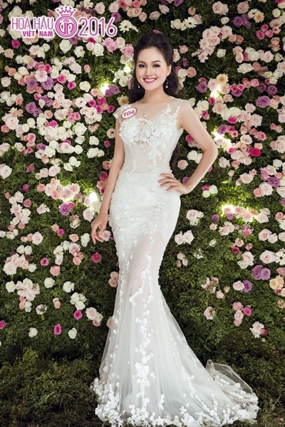 thi-sinh-hoa-hau-khoe-sac-trong-vay-xuyen-thau-1