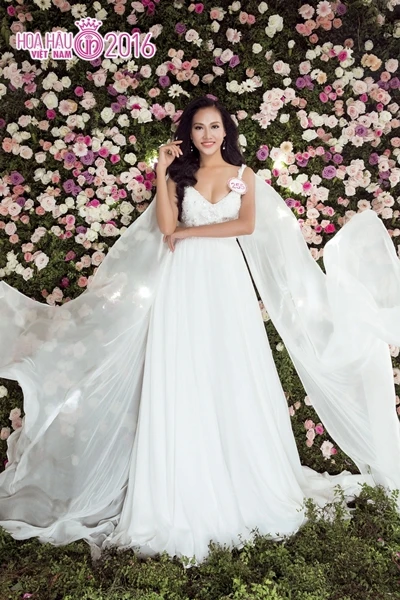 thi-sinh-hoa-hau-viet-nam-chup-anh-voi-vay-da-hoi-3