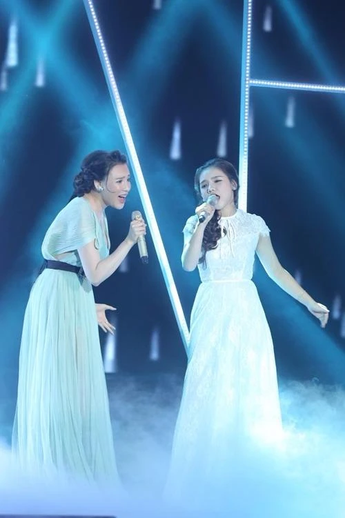 Lê Thị Minh Như song ca cùng ca sĩ Hồ Quỳnh Hương. Ảnh: VNE.