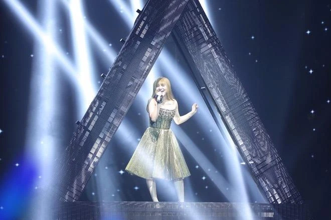 Minh Như thể hiện hai ca khúc Focus, Problems của nữ ca sĩ người Mỹ Ariana Grande. Dù tiết mục có đôi chỗ chênh phô, các giám khảo như Thanh Lam, Tùng Dương đều đánh giá cao chất giọng tiềm năng của thí sinh. Ở phần song ca với huấn luyện viên Hồ Quỳnh Hương, thí sinh nhỏ tuổi nhất cuộc thi tỏa sáng và nhận được khen ngợi từ các khách mời như nhạc sĩ Nguyễn Hà, nhạc sĩ Nguyễn Hải Phong… Ảnh: VNE.