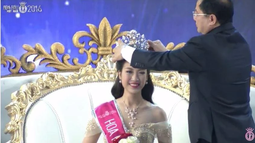 Mỹ Linh từng lọt top 15 cuộc thi Hoa hậu Hoàn vũ Việt Nam 2015, nhờ lợi thế đó cô đã đăng quang với vương miện trị giá 2,2 tỉ đồng.
