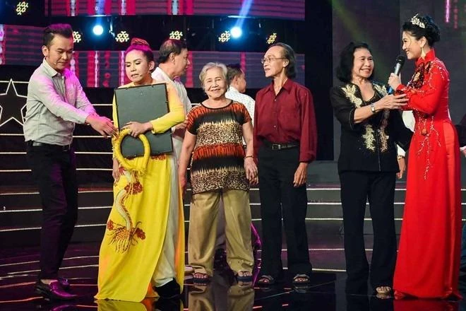 Bình Tinh ôm di ảnh của cha và cảm ơn các nghệ sĩ cải lương lão thành đã hỗ trợ cô. Ảnh: Zing.