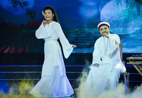 Hoài Anh Kiệt (phải) - con trai của nghệ sĩ Hoài Thanh, Đỗ Quyên - hóa thân thành Nguyễn Trãi trong trích đoạn cải lương "Rạng Ngọc Côn Sơn". Ảnh VNE. 