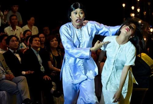 NSƯT Hoài Linh giả gái, hóa thân thành bà mẹ chồng ác nghiệt, đưa đẩy con dâu "Hồng Phượng" đến bi kịch. Ảnh VNE. 