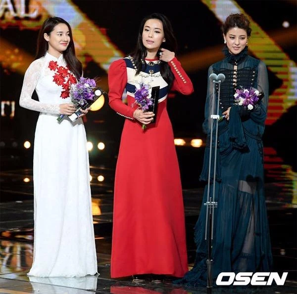 Ở hạng mục Ngôi sao châu Á (Asian Star) dành cho nữ, Rebbea Lin đến từ Singapore, Fuji Mina của Nhật Bản và Nhã Phương (bên trái) đến từ Việt Nam dành danh hiệu cao nhất.